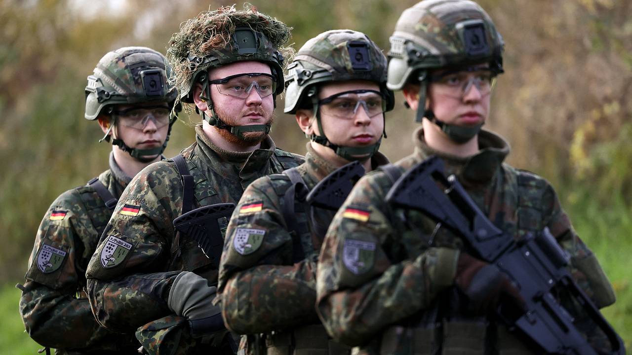 Германия объяснила наращивание вооружения фразой «грустной задницей радостно не пукнешь»