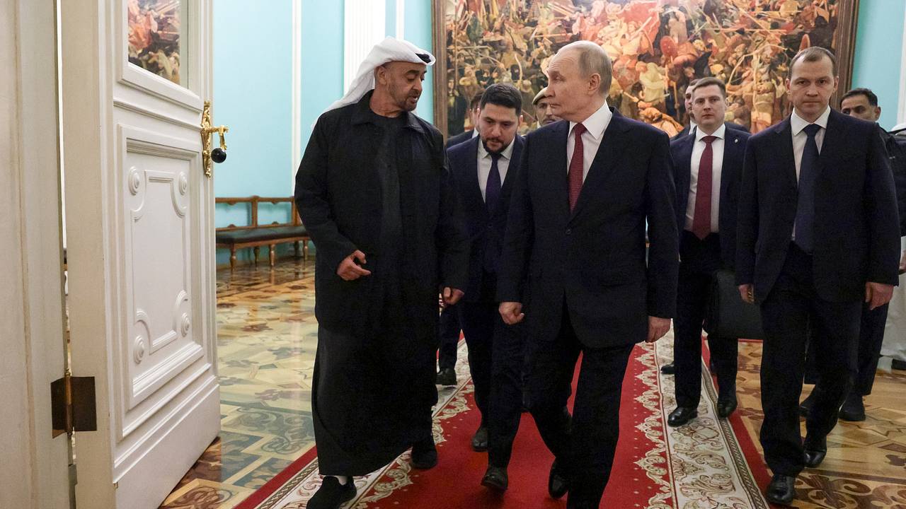 Президент ОАЭ на обеде в Кремле был в подаренной Путиным куртке