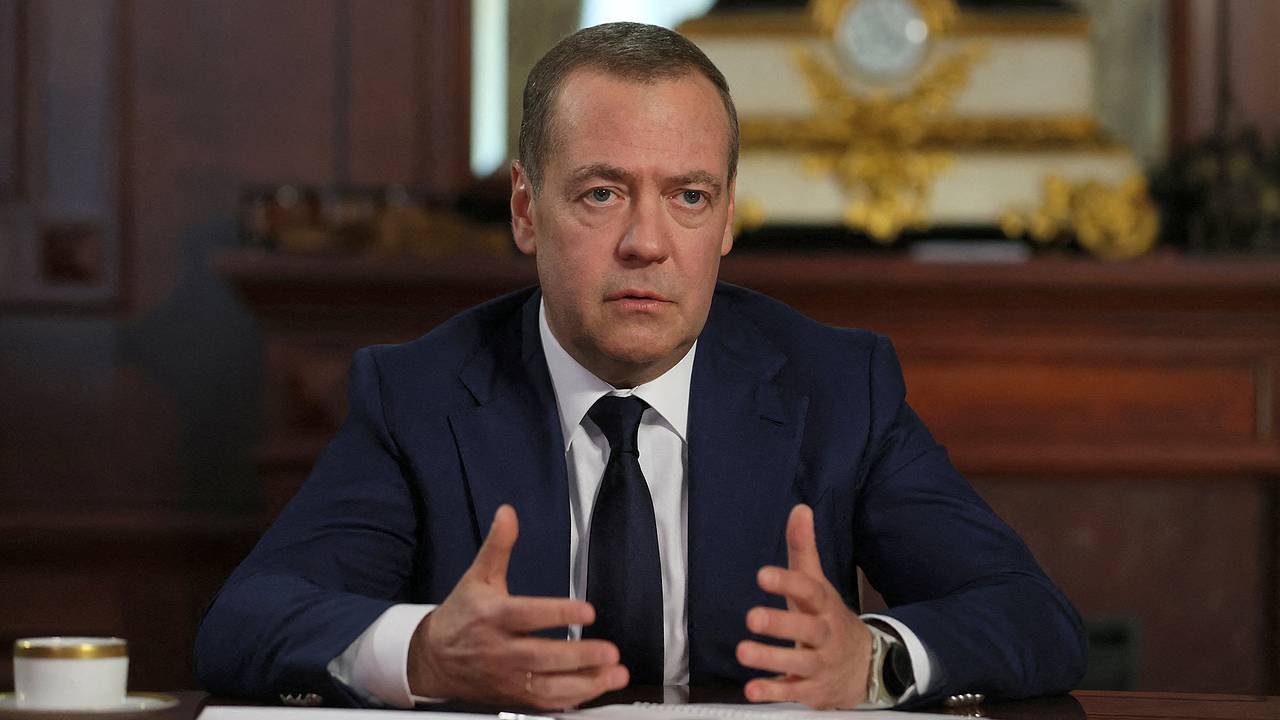 Медведев заявил о захвате власти в Евросоюзе бандой полоумных