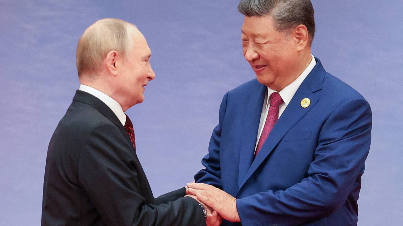 Шойгу рассказал о регулярных беседах Путина с одним политиком