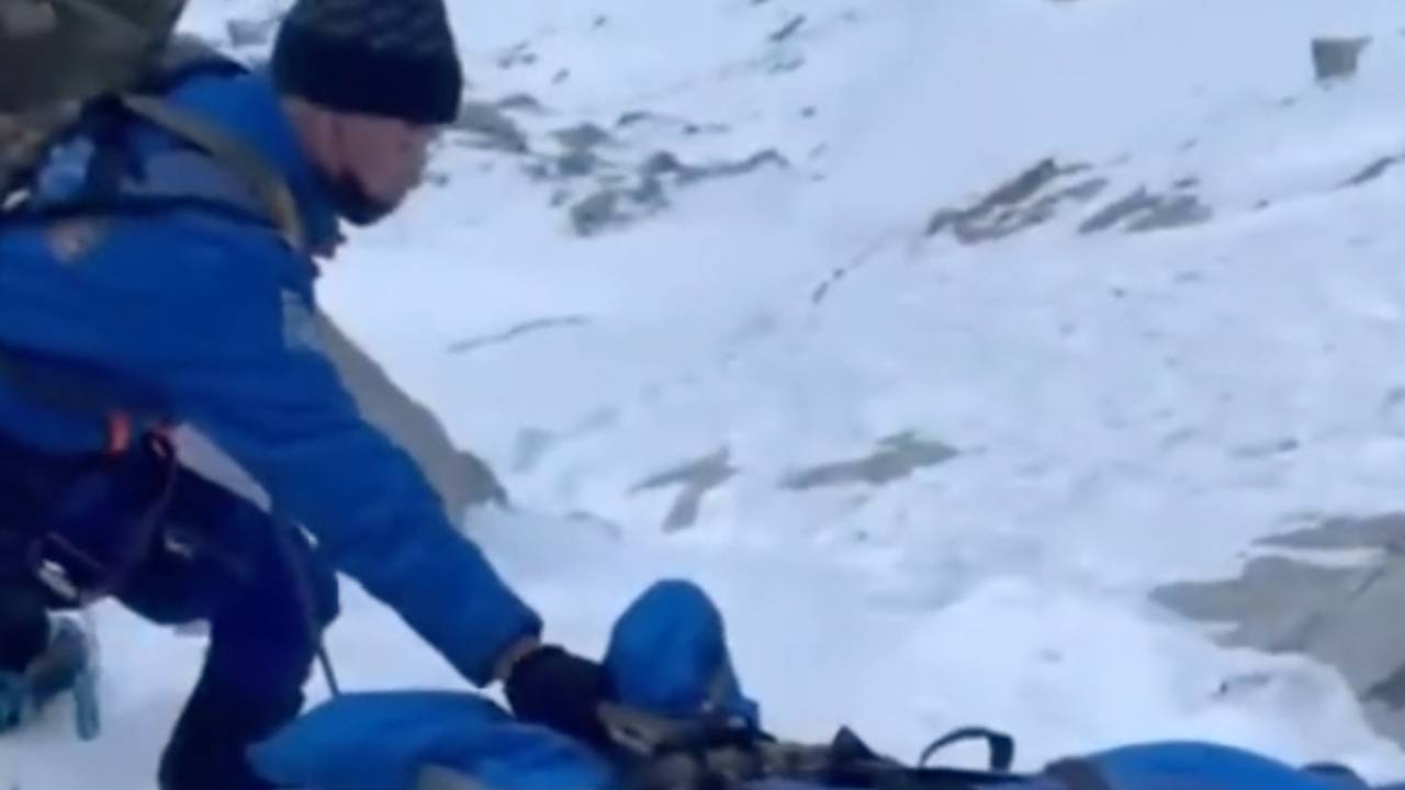 Украинец решил покорить гору в Киргизии, сорвался и попал на видео