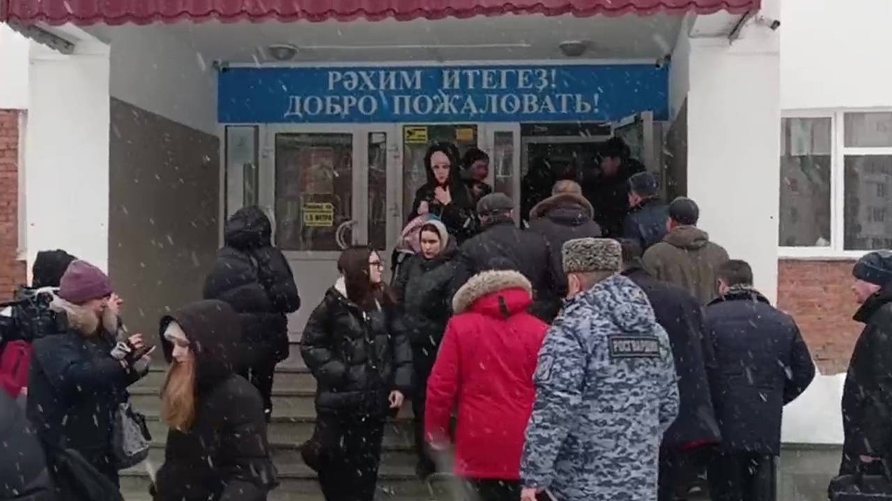Власти допустили увольнение руководства российской школы после нападения ученика
