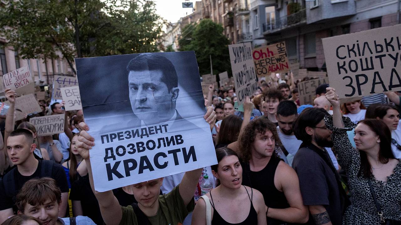«Высокое напряжение во всех сферах». В Совфеде заявили о массовых протестах на Украине
