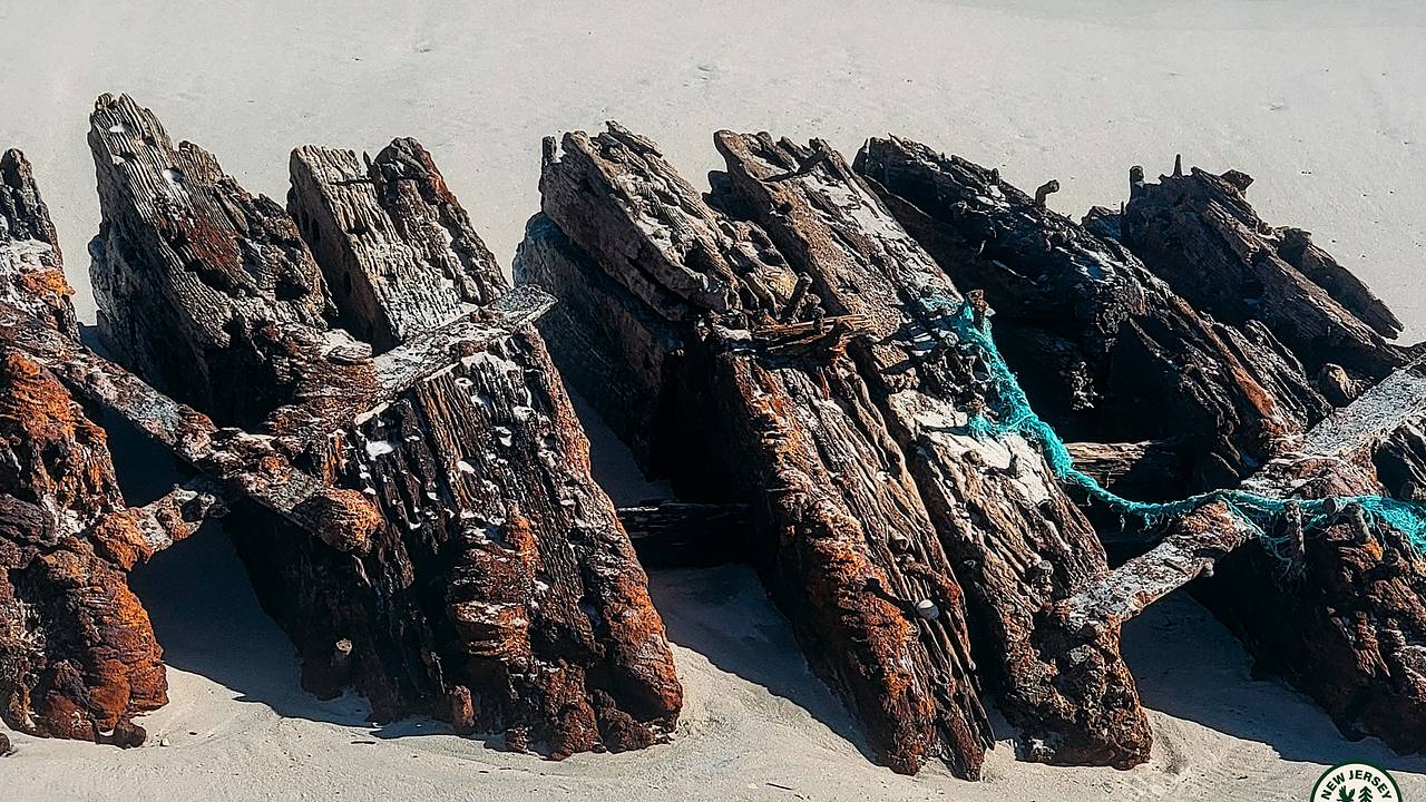 На пляже нашли потерпевший крушение 136 лет назад корабль