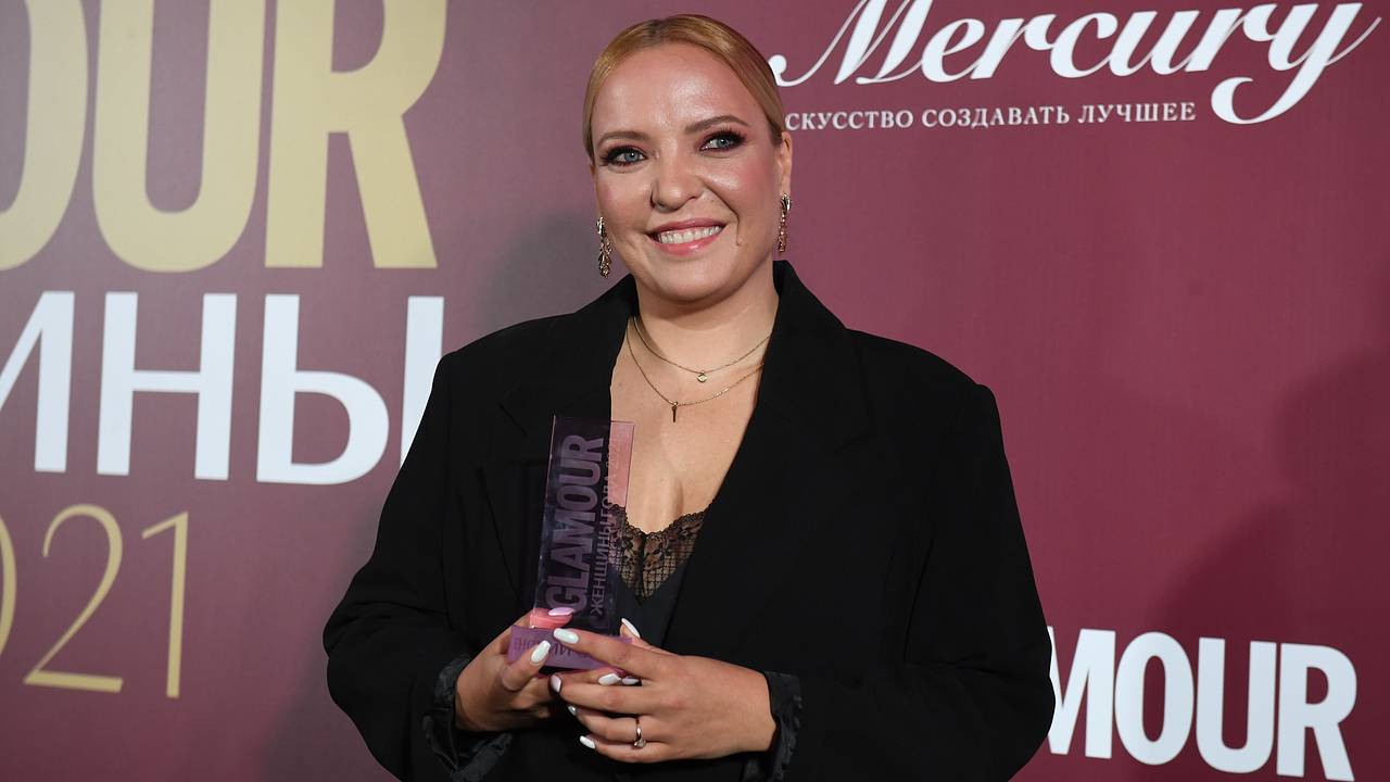 Звезда «Женского стендапа» сломала палец из-за постельного белья