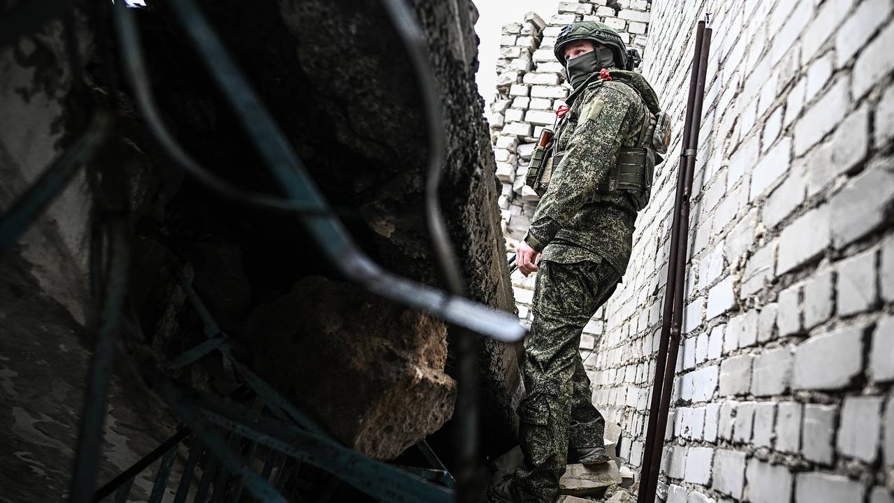 Российские бойцы вывели из города в зоне СВО месяцами прятавшихся в подвале мирных жителей