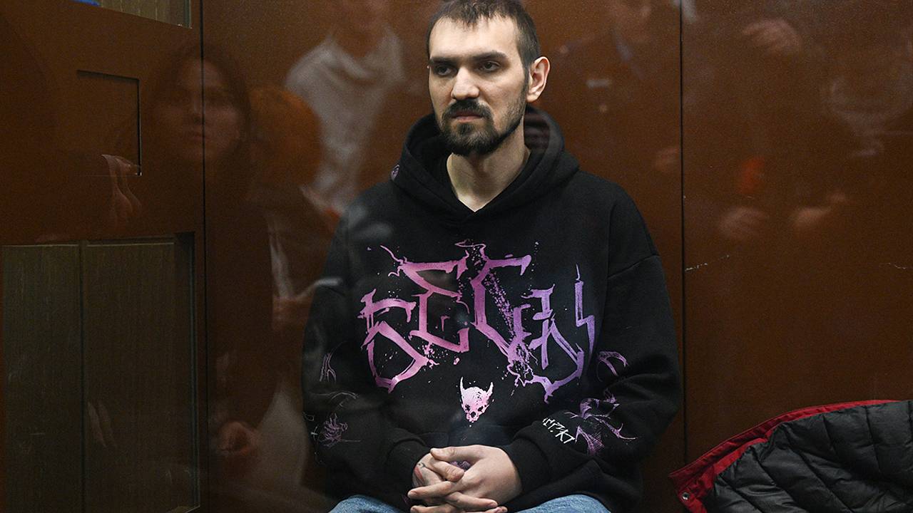 Шутившего про инвалида и Иисуса комика Останина отправили в колонию. Стендапер слушал приговор в худи с надписью «Бесы»