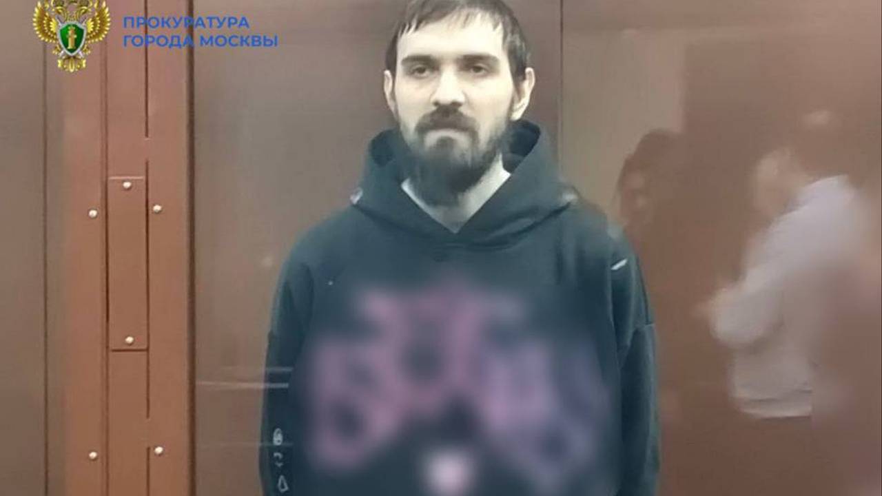 Прокуратура заблюрила слово на толстовке осужденного комика Останина Прокуратура заблюрила слово на толстовке осужденного комика Останина