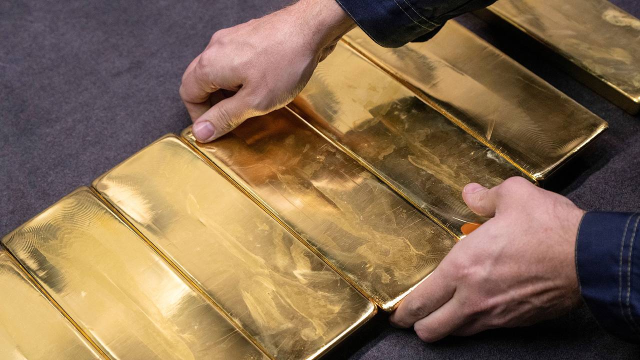 Мировые цены на золото подскочили после резкого падения