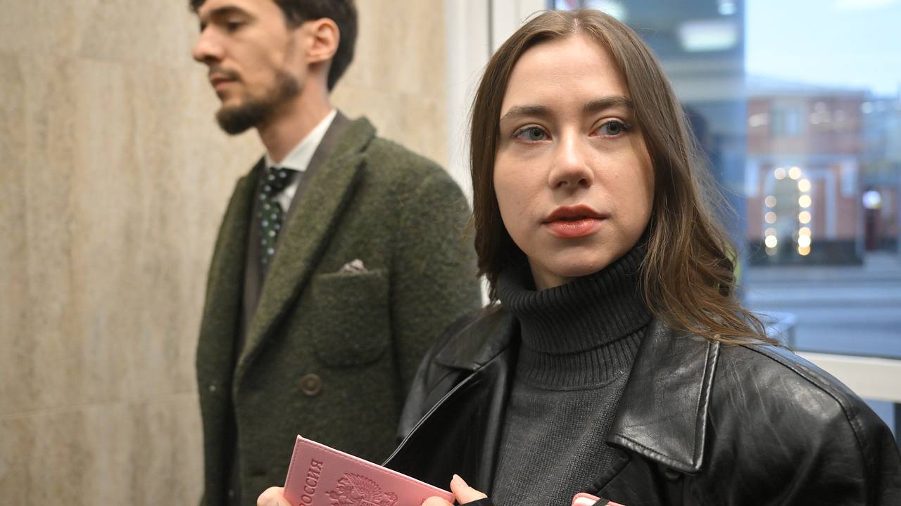 Российский блогер пришла на суд с книгой «Униженные и оскорбленные» Российский блогер пришла на суд с книгой «Униженные и оскорбленные»