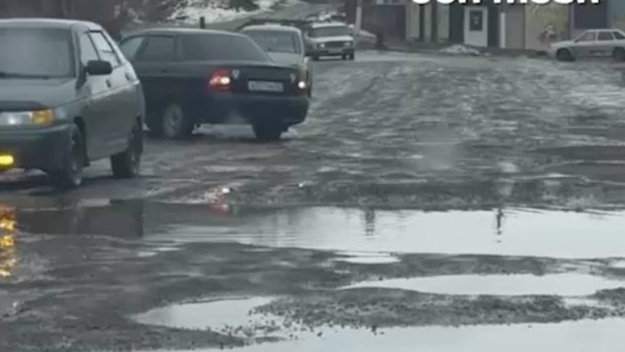В регионе РФ пожаловались на «лунные кратеры» вместо дорогого ремонта дороги