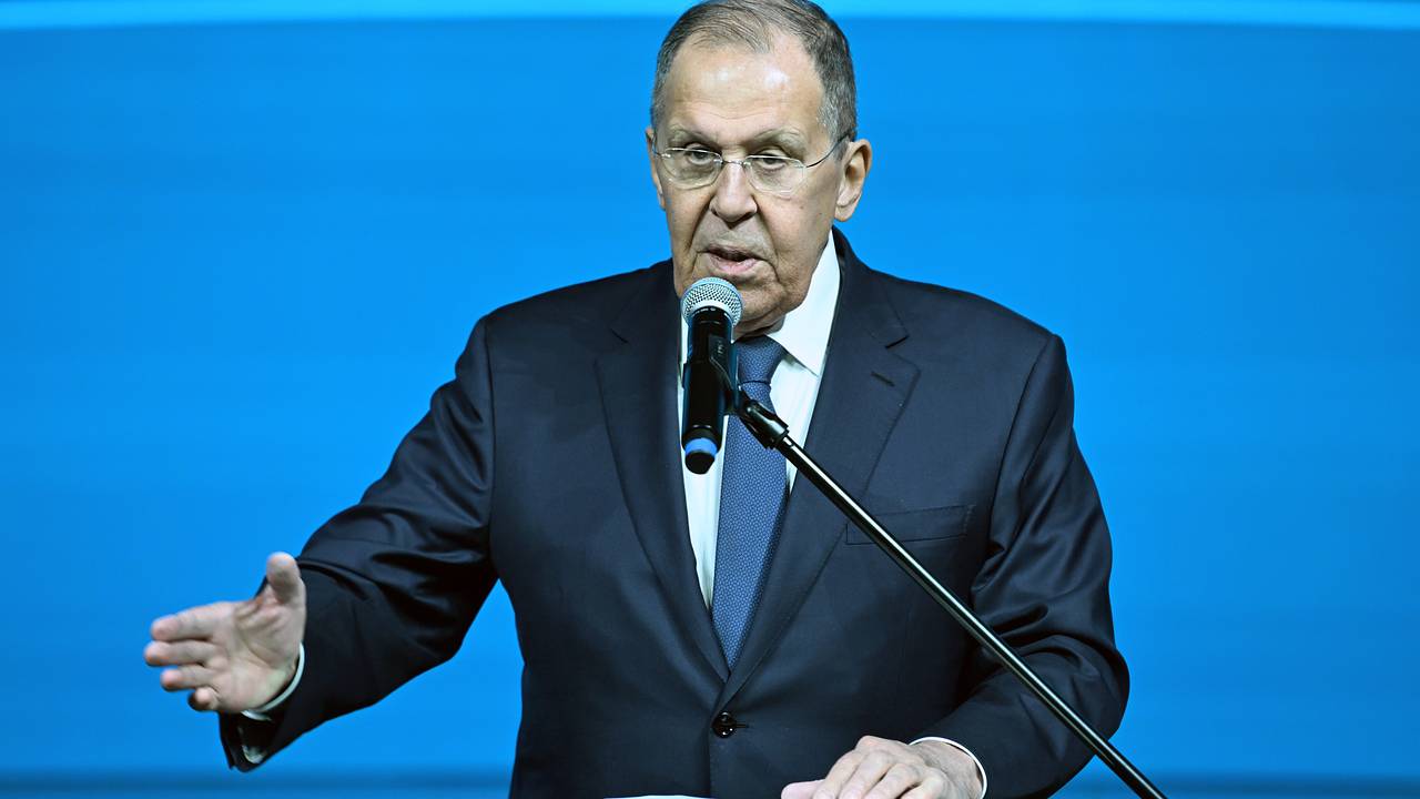 «Вы либо туда, либо к нам». Лавров описал детали разговора президента Украины с Путиным во время исторических событий на Майдане
