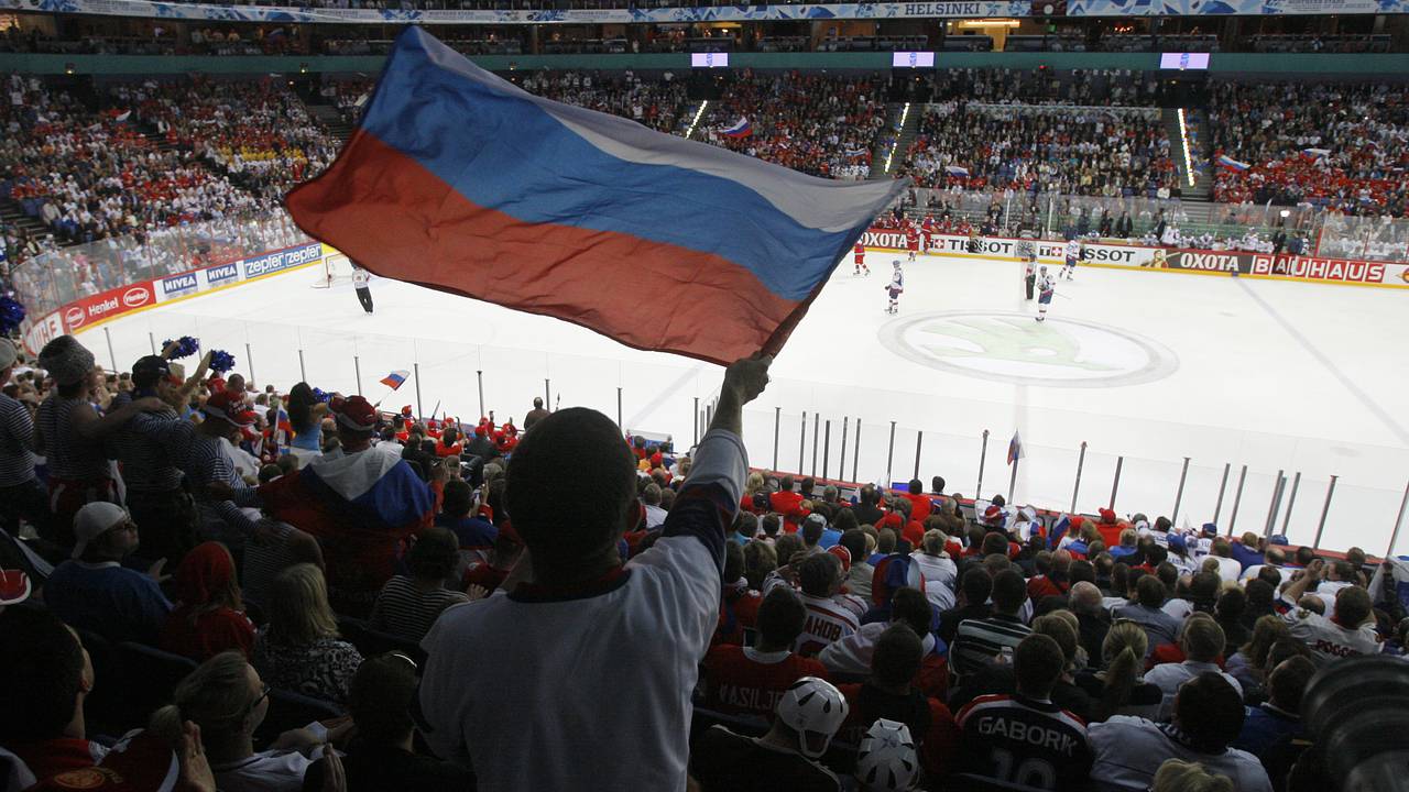Флаг России вывесили на хоккейном матче на Олимпиаде