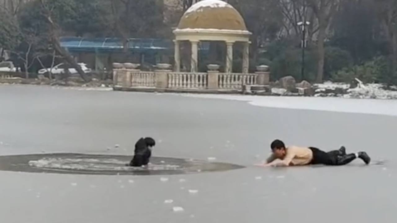 Мужчина спас ребенка из ледяного пруда и попал на видео