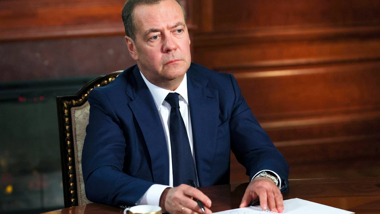 Медведев оценил шансы Венгрии оспорить запрет на поставки российского газа