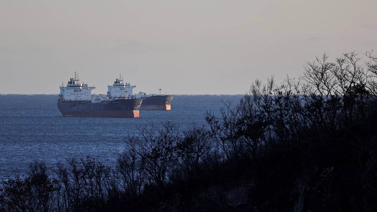 Европа запретит связанные с морскими перевозками российской нефти услуги