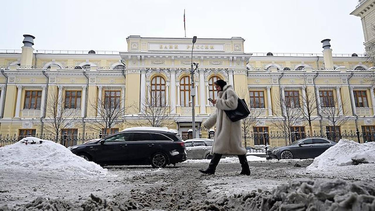 Банк России снизил курс рубля