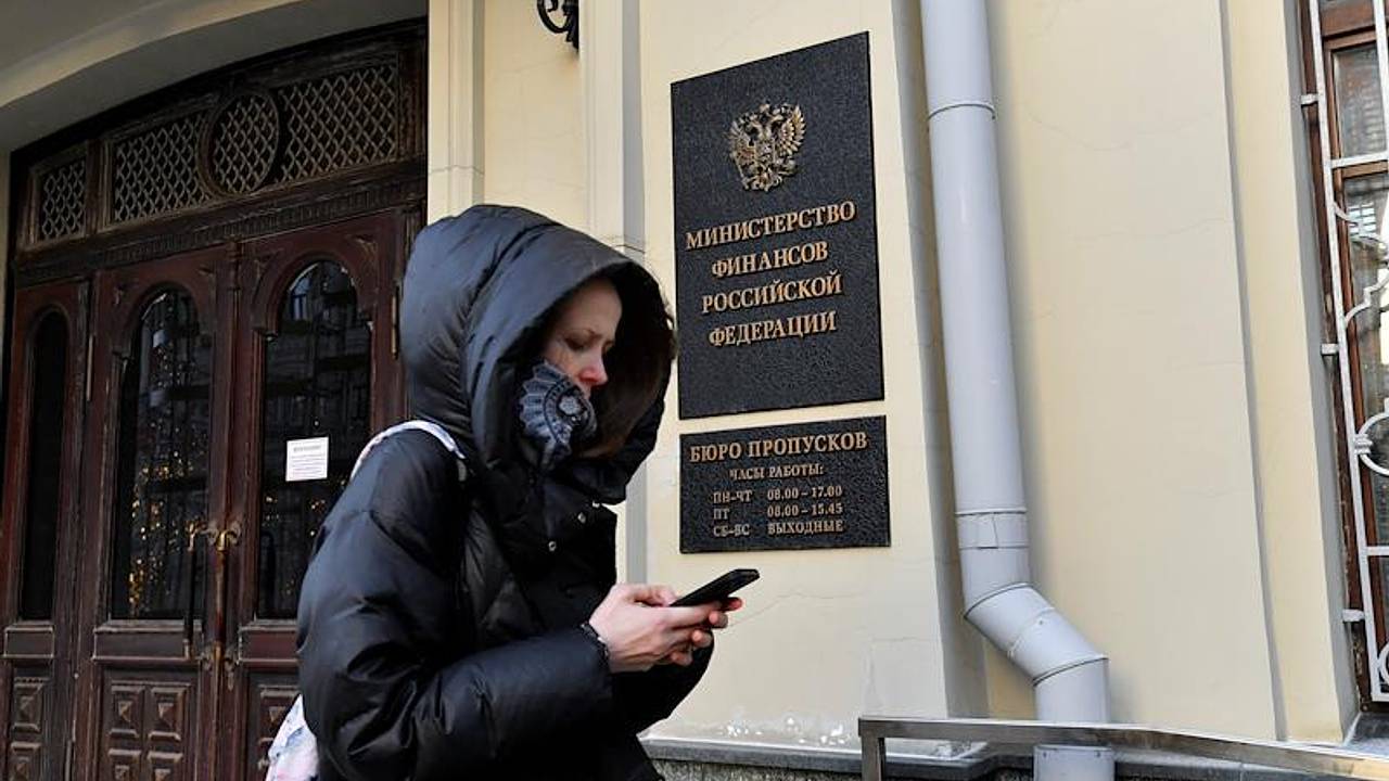 Дефицит российского бюджета достиг за месяц почти половины от плана на год