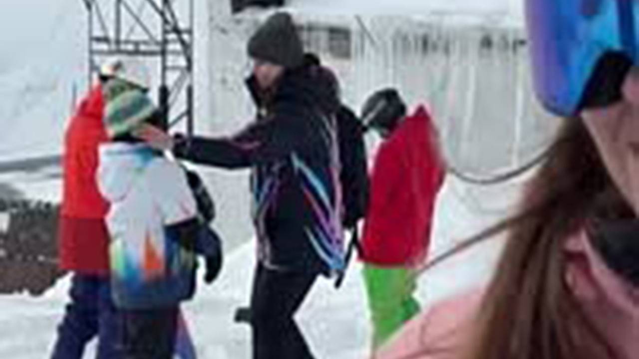 Женщина дала ребенку пощечину за плохие фото на российском курорте и попала на видео