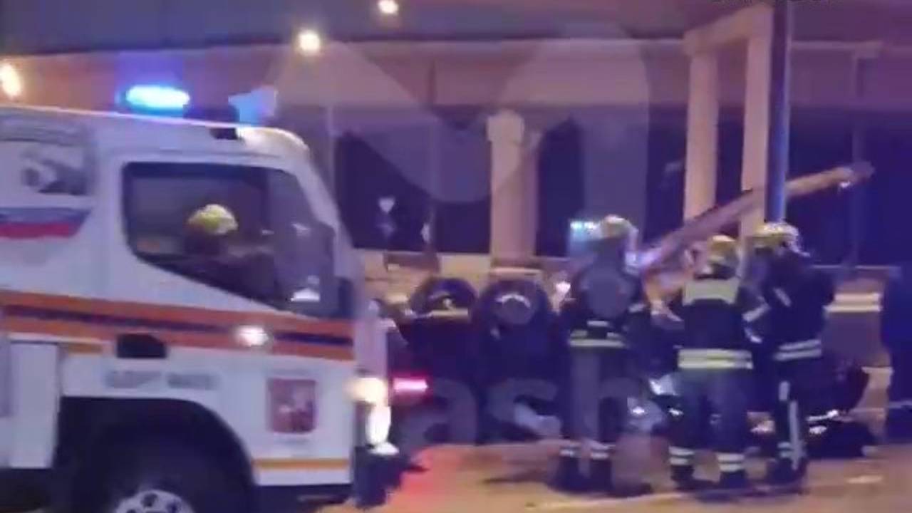 В Москве иномарка слетела с эстакады и рухнула на машины внизу