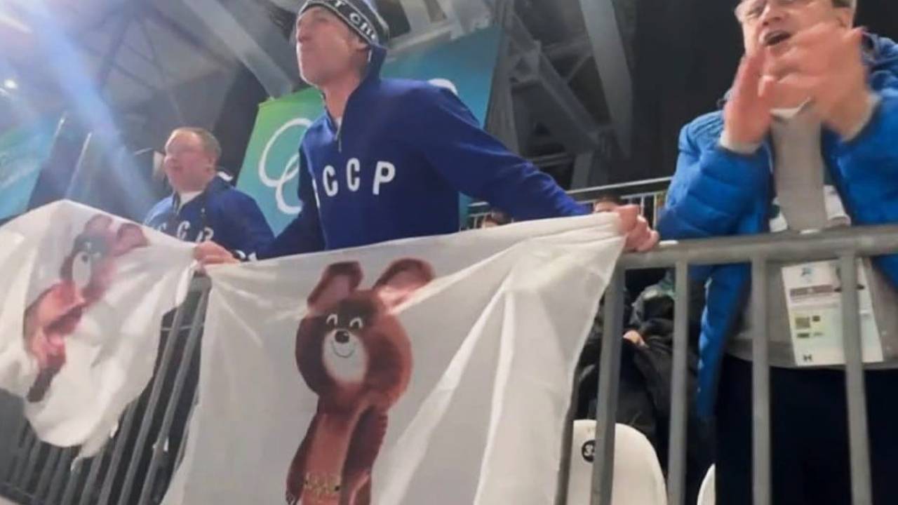 Фанаты в свитерах с надписью «СССР» поддержали российскую конькобежку на Олимпиаде