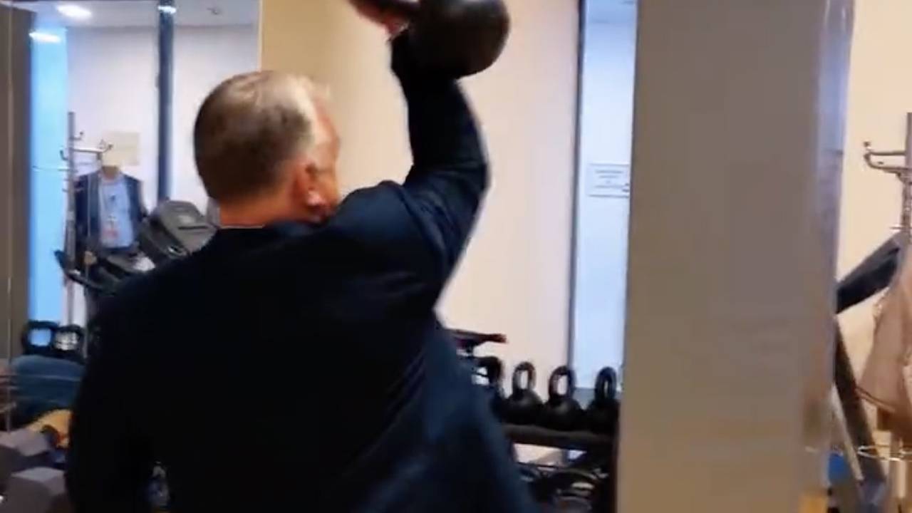 Занятия с гирей в деловом костюме главы европейской страны показали на видео
