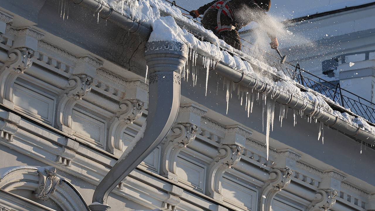 В российском городе на крыше здания выросли кровавые сосульки