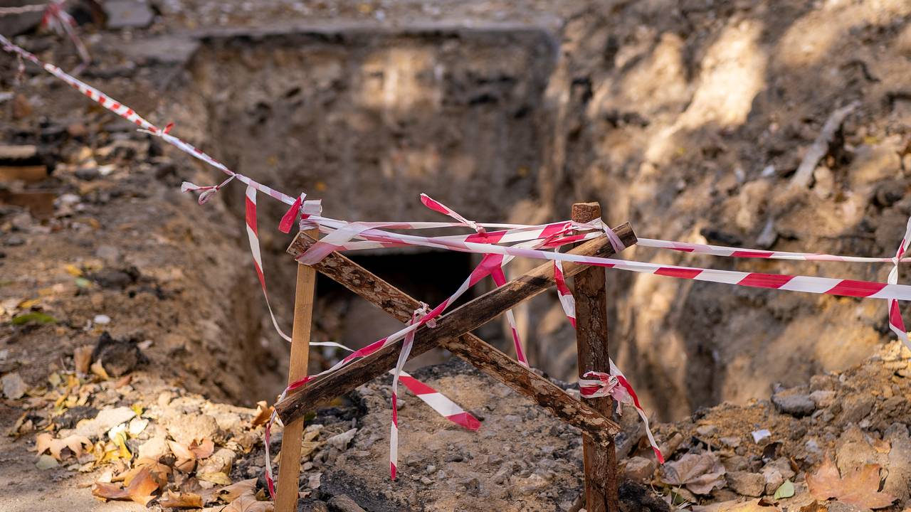 Женщина упала в канализацию и застряла там на несколько часов Женщина упала в канализацию и застряла там на несколько часов