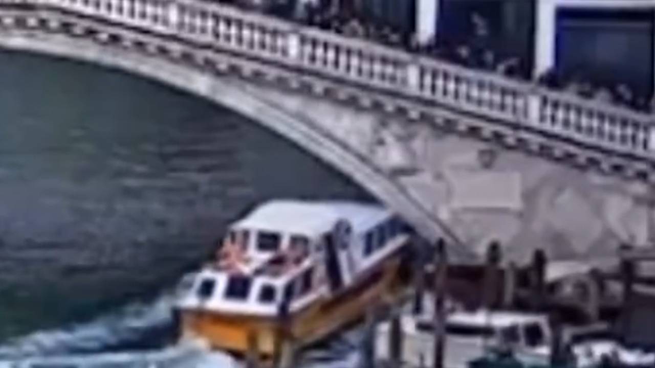 Отдыхавшие в Венеции туристы оказались в воде из-за неуправляемого парома Отдыхавшие в Венеции туристы оказались в воде из-за неуправляемого парома
