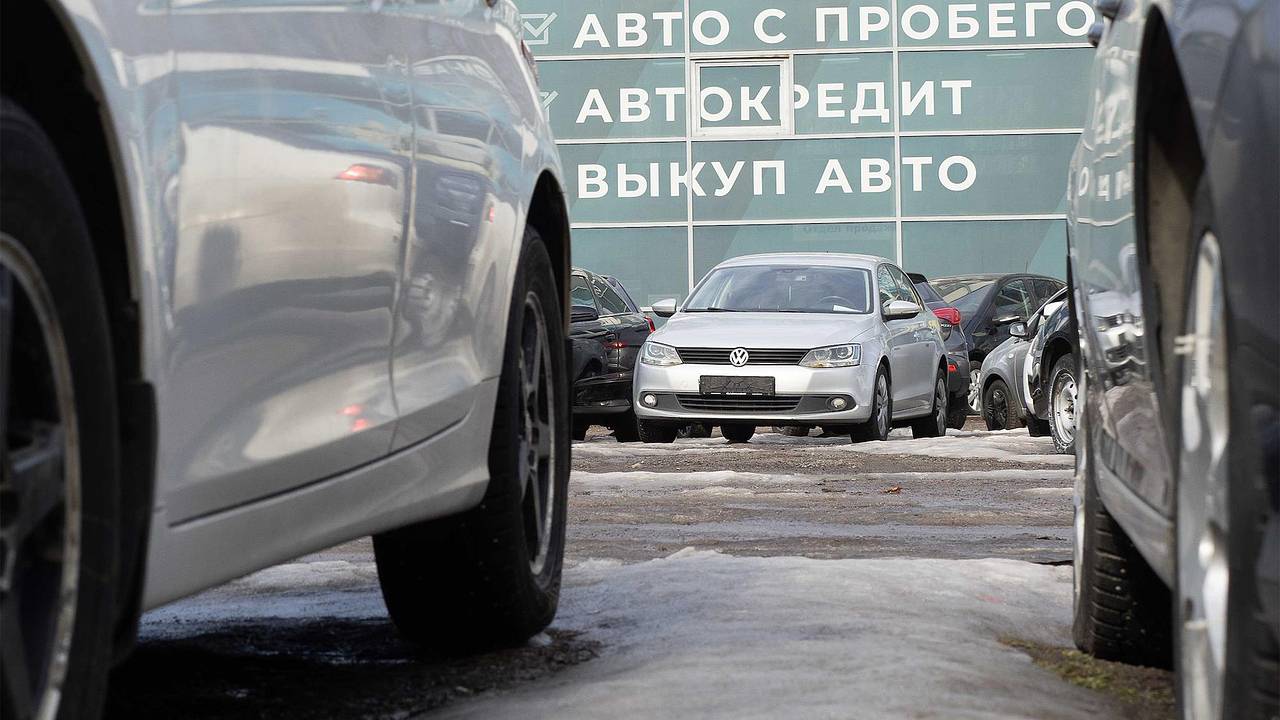 Россияне бросились скупать битые автомобили по одной причине