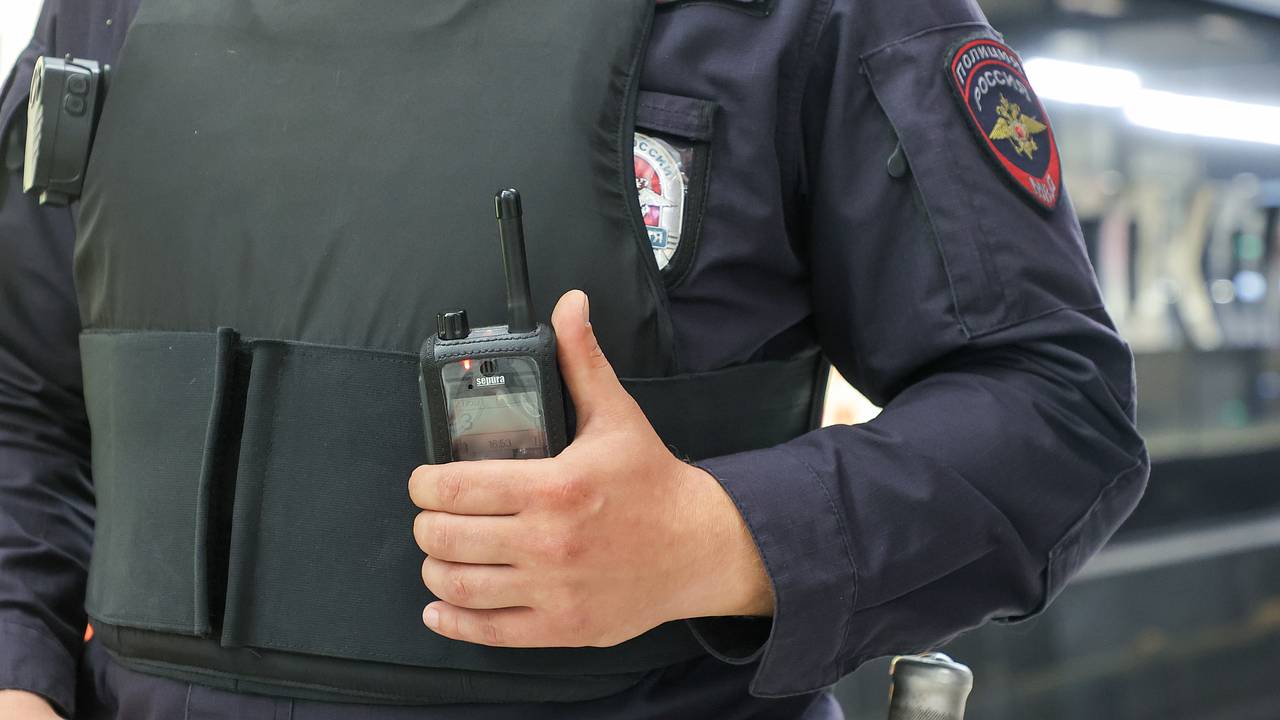 В столичном метро мужчина ударил подростка бутылкой по голове