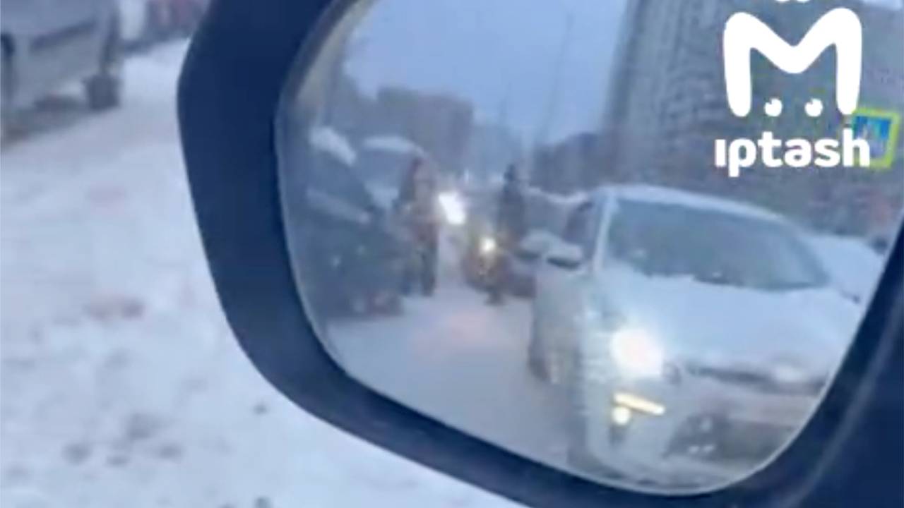 Жители дома в российском городе застряли в пробках во дворе из-за одной вещи