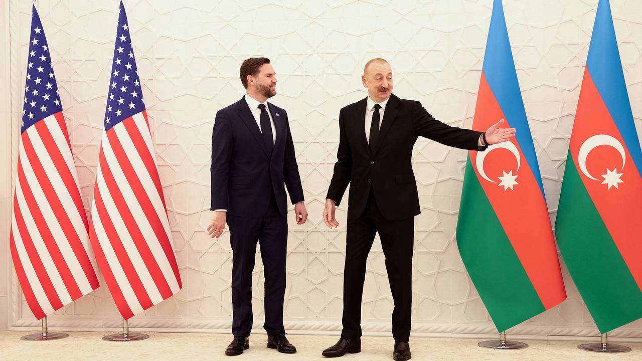 Алиев встретил Вэнса и пригласил поговорить за закрытыми дверями Алиев встретил Вэнса и пригласил поговорить за закрытыми дверями