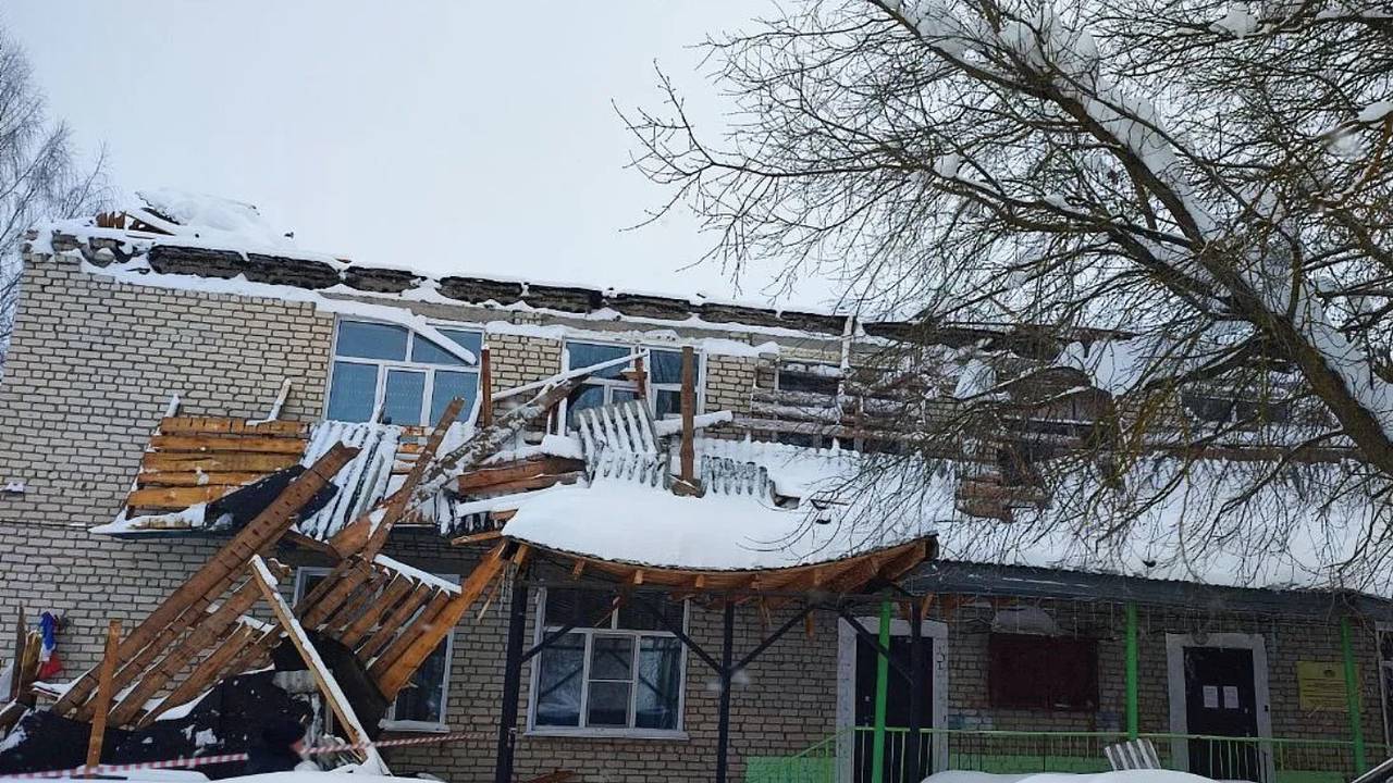 В российском городе обвалилась крыша детского сада