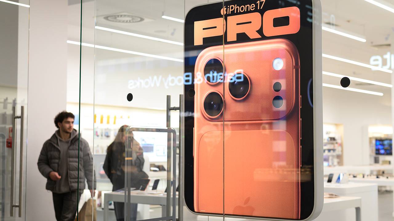 Отсталость смартфонов Apple и Samsung объяснили