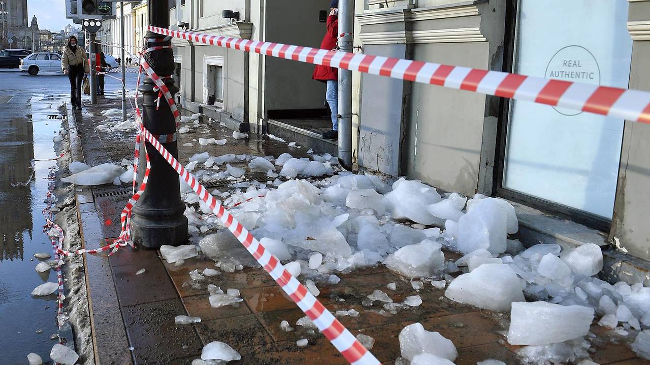 В российском городе на прохожих едва не упала глыба льда