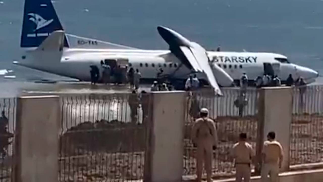 Самолет с десятками пассажиров совершил аварийную посадку в океан и попал на видео