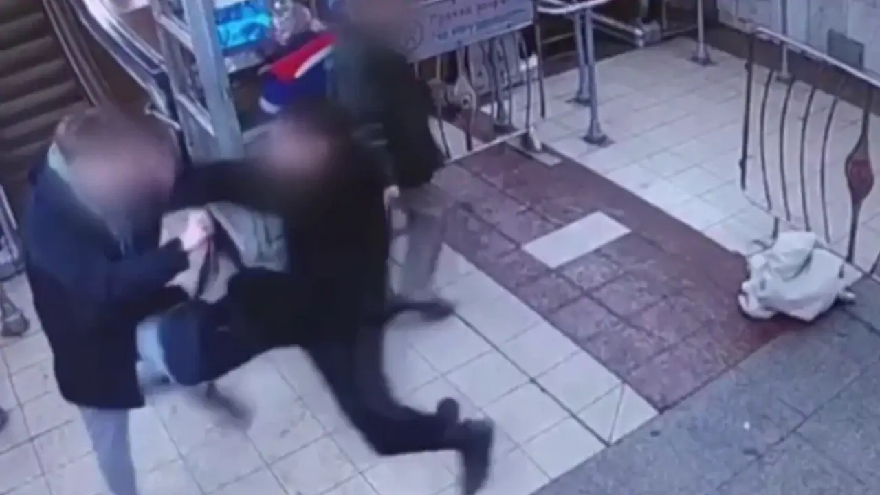 Аккуратный москвич атаковал мужчину в метро и попал на видео