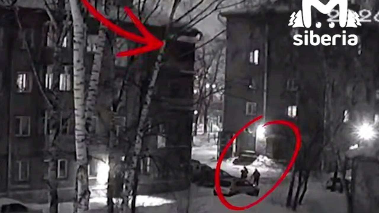 В российском городе на прохожих едва не рухнула снежная глыба