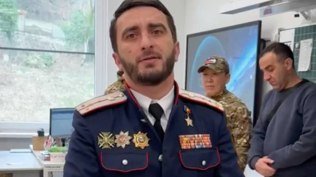 Прозванный «ряженым героем» ахматовец пришел с лекцией в школу с медалью с маркетплейса Прозванный «ряженым героем» ахматовец пришел с лекцией в школу с медалью с маркетплейса