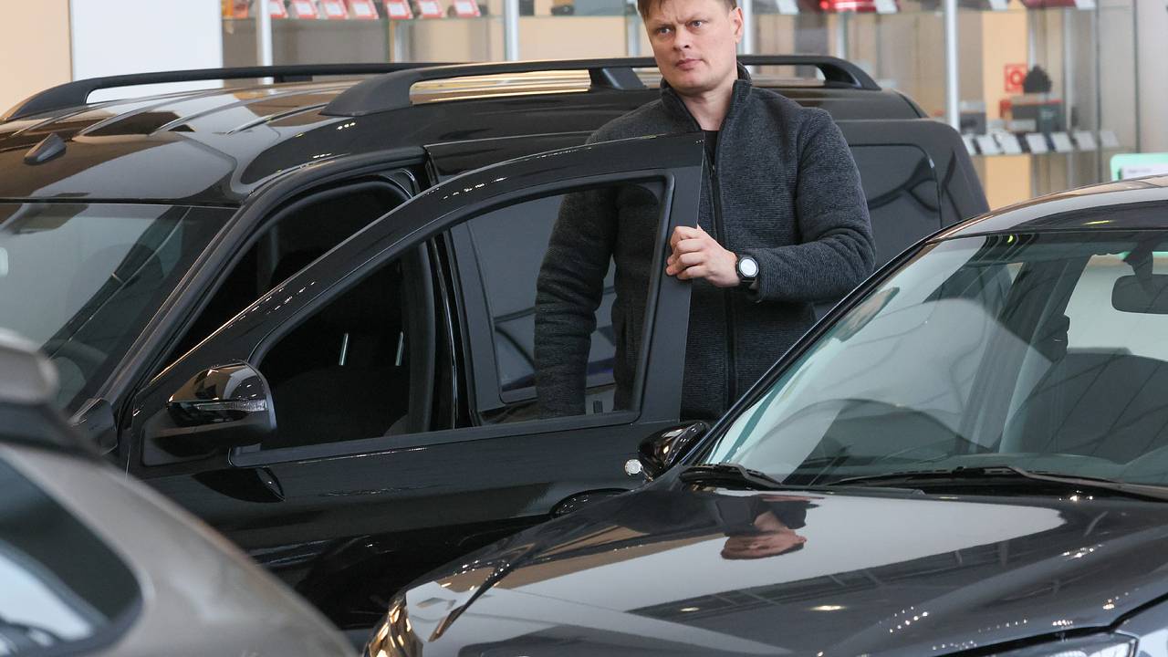 Эксперт рассказал про возможность отказа от страховки у автодилера