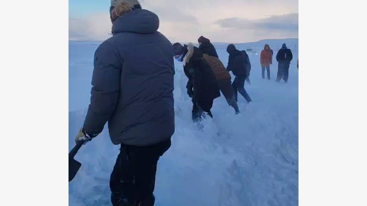 Китайские туристы взялись за лопаты для расчистки снега в России и попали на видео