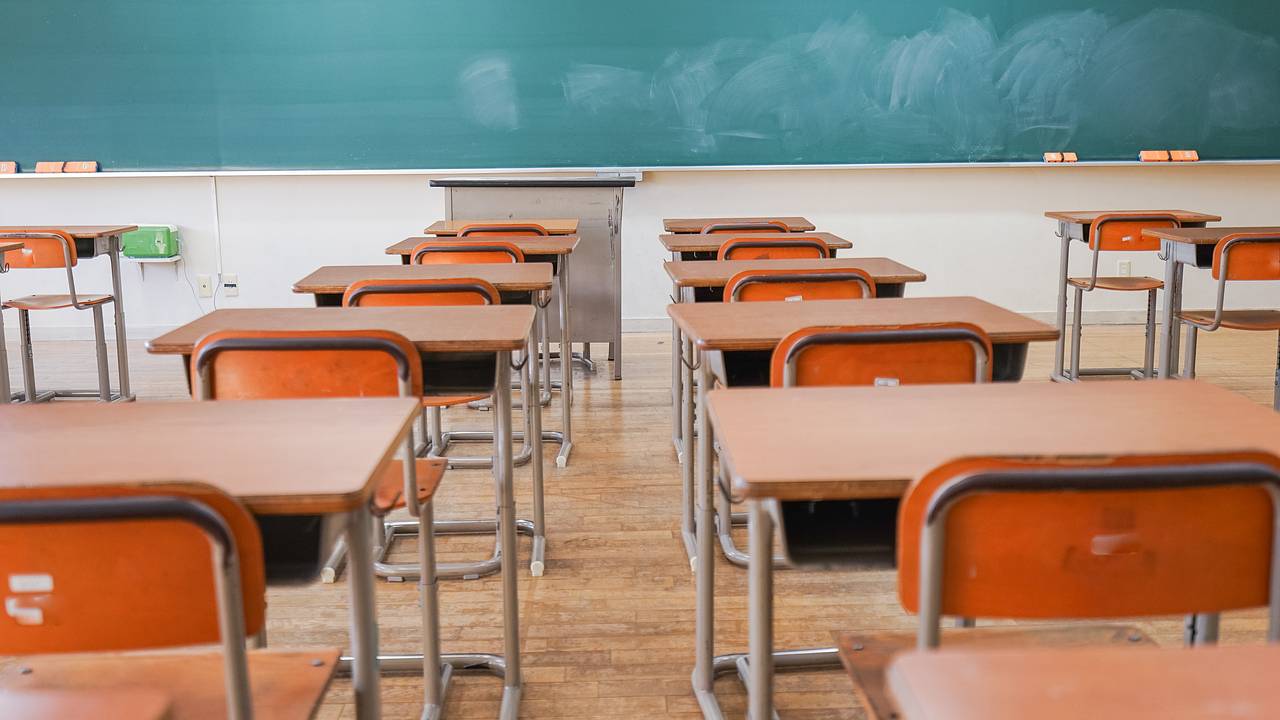 В российской школе обрушился потолок В российской школе обрушился потолок