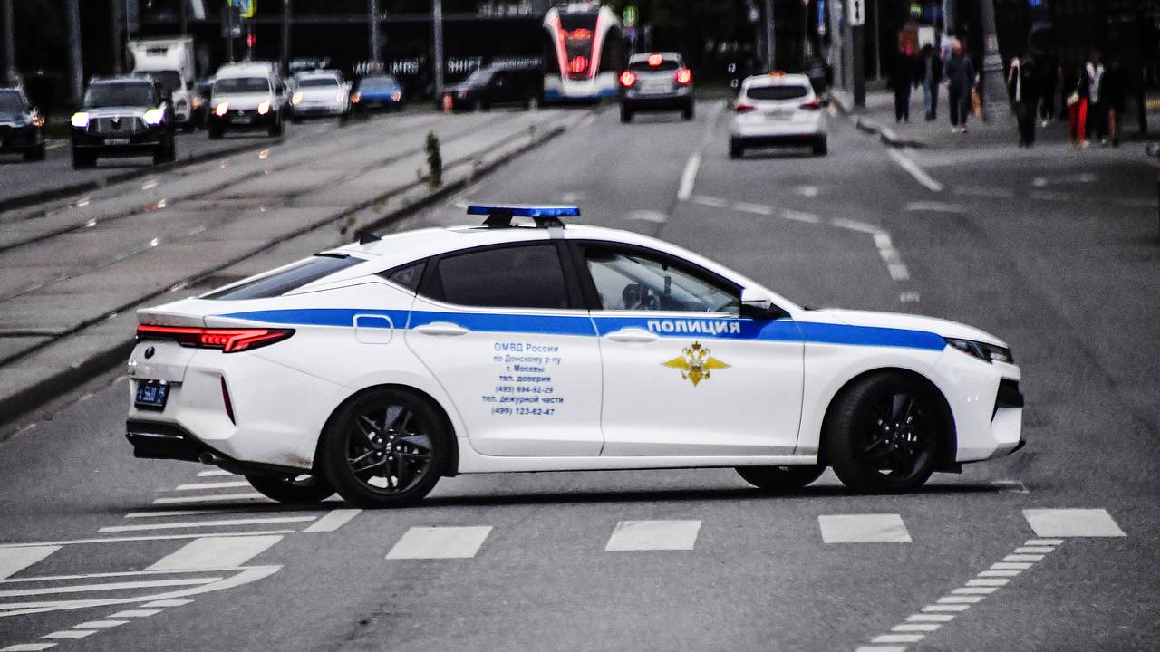 В МВД России отреагировали на происшествие с Mercedes на парковке в Москве