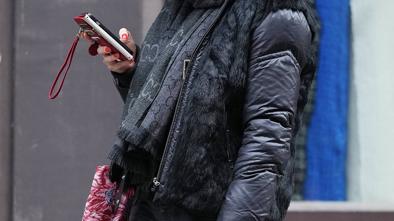 Мошенники стали превращать телефоны россиян в свои банковские карты. Как им это удается?