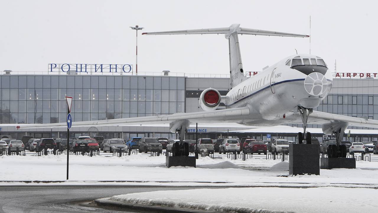 Собирающиеся в отпуск во Вьетнам россияне застряли в аэропорту из-за болезни члена экипажа
