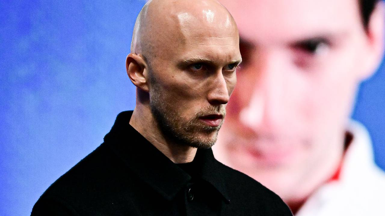 Хореограф сменил пять курток за день Олимпиады и стал мемом в сети