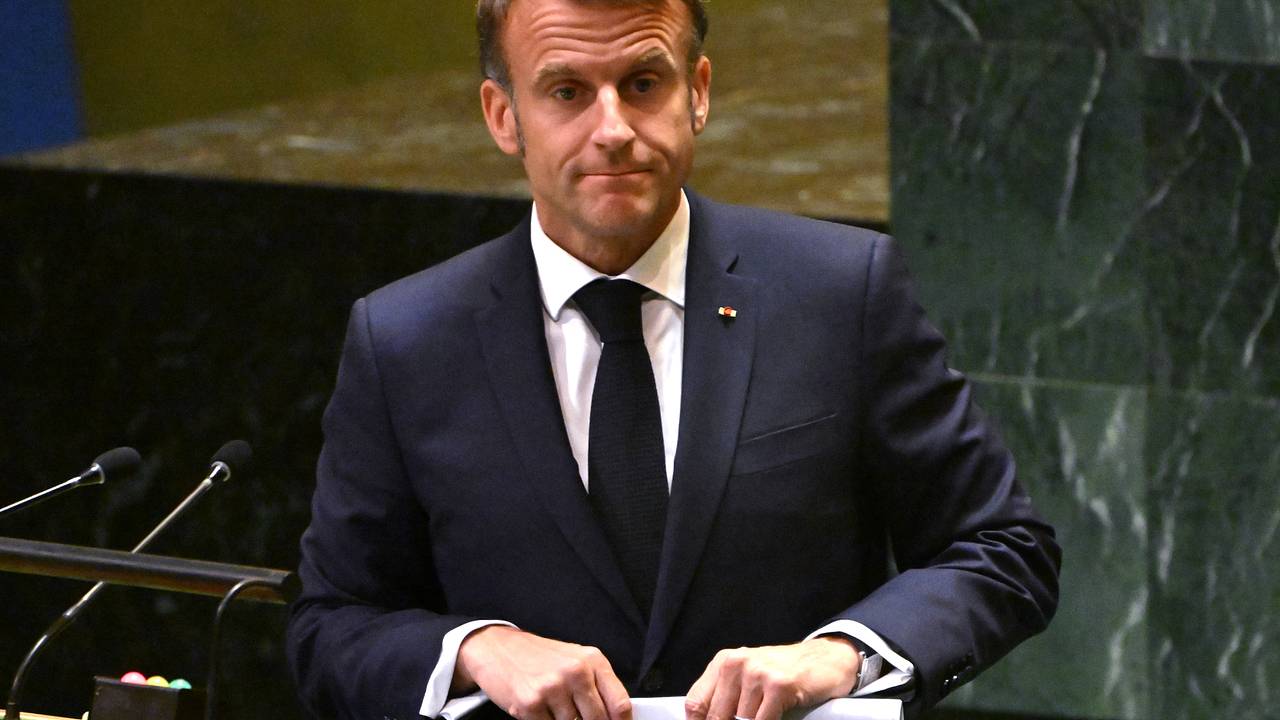 Макрон призвал не спешить с началом переговоров с Россией Макрон призвал не спешить с началом переговоров с Россией
