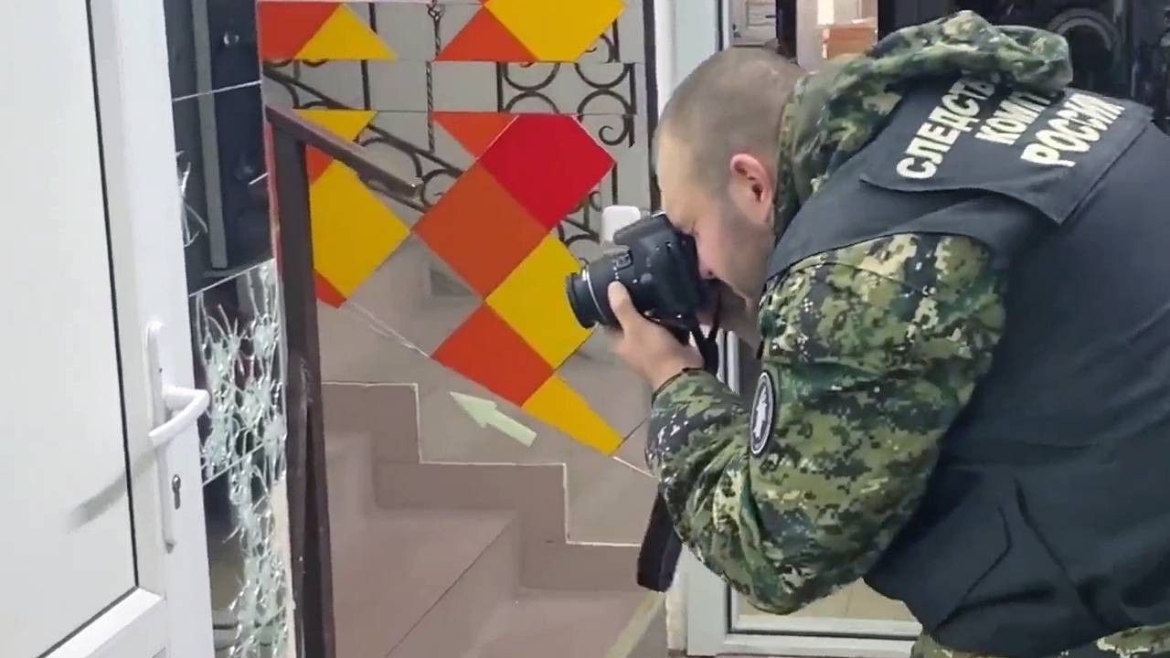 Открывший огонь в российском техникуме попал на видео во время следственного эксперимента
