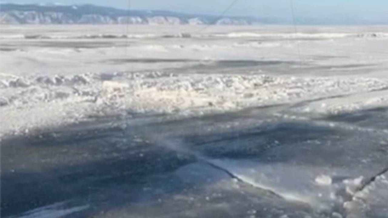 Огромную опасную трещину на Байкале сняли на видео